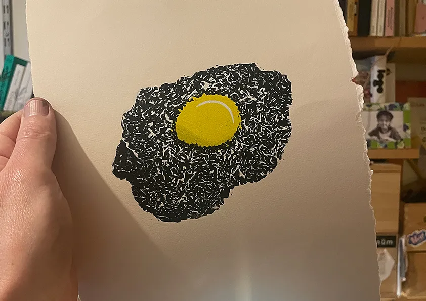 visuel représentant un téléphone mobile posé sur un sol en béton avec l’interface de l’application